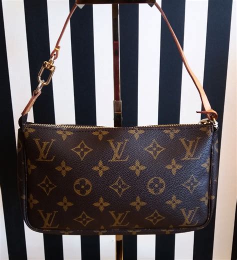 pochette louis vuitton prezzo basso|louis vuitton pochette monogram.